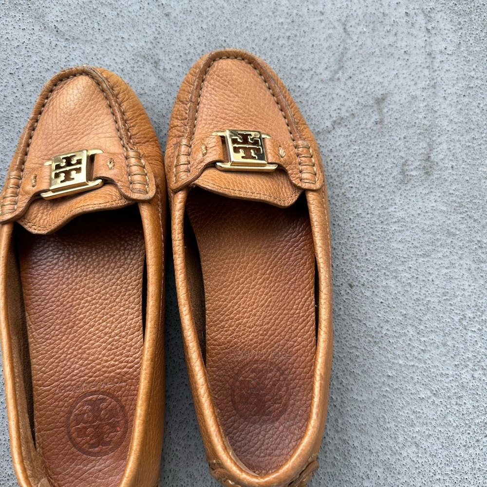 Tory Burch Pebble Leather Gold Logo Driver Loafer Shoe